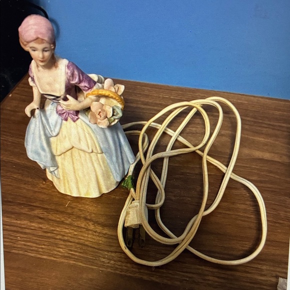 Vintage Ceramic Lady with Roses Night Light 6” WORKS electric - Picture 8 of 9